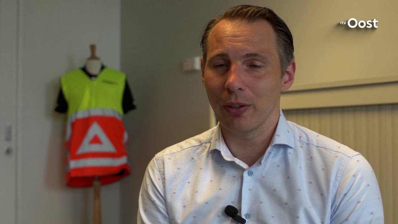 Verkeersregelaars op druk kruispunt in Almelo kunnen aanrijding niet voorkomen