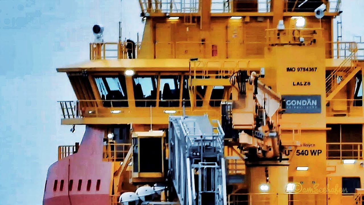 Windpark Versorgerschiff EDDA PASSAT offshore supply ship  LALZ8 IMO 9794367 am S&uuml;dkai Emden