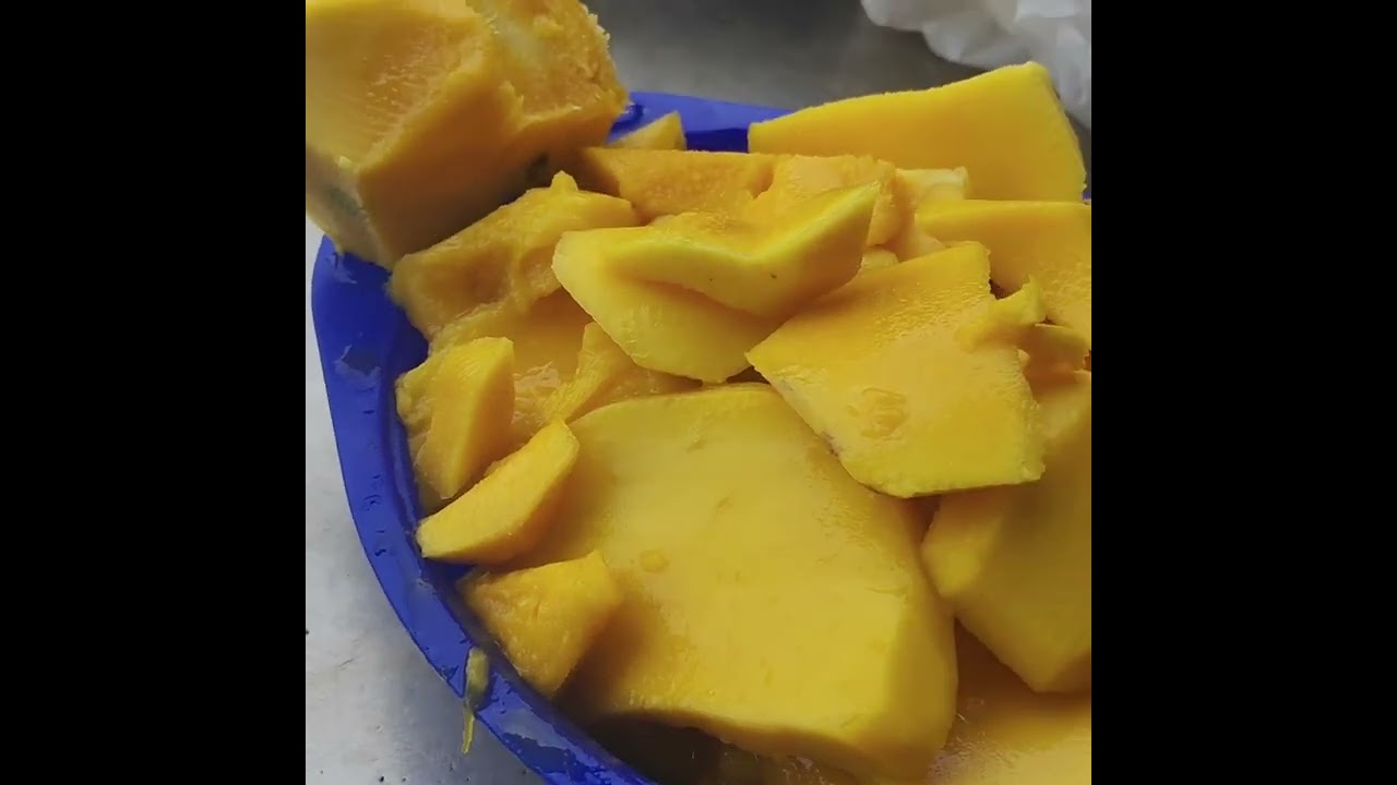 Cascando manga 🥭 para fazer 🥤 suco