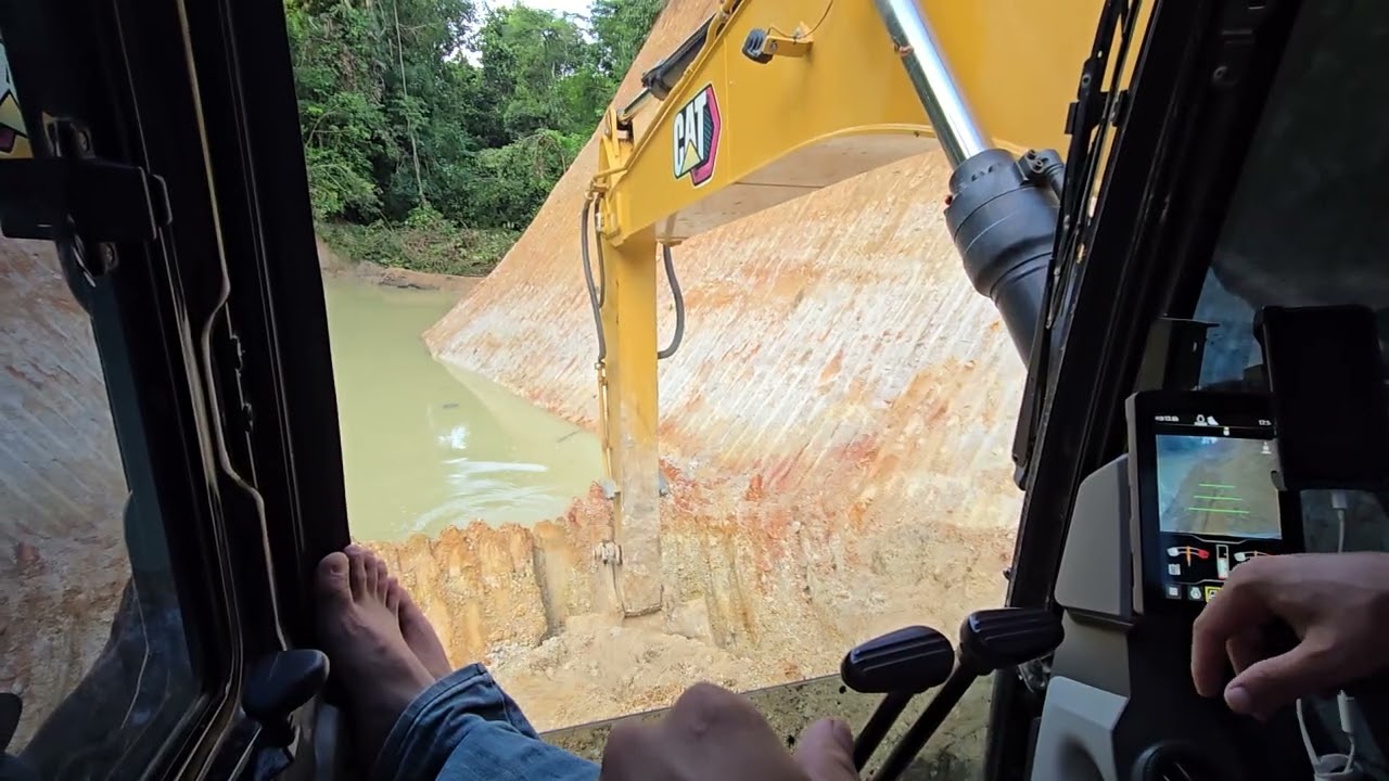 Take a look inside the Cat 323 GC excavator.