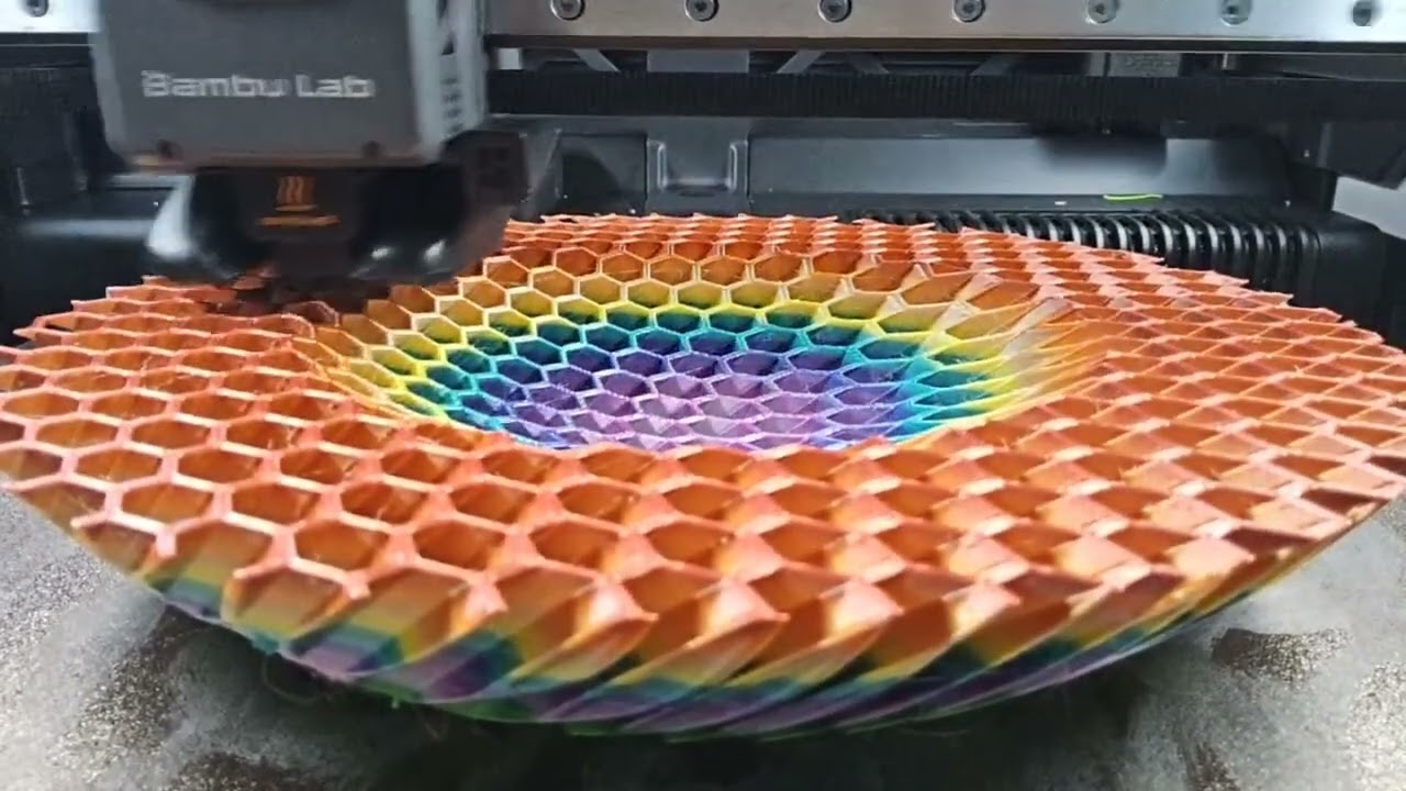 Highlight 15:37:50 - 15:42:50 from ⭕Hexagonal Pattern Bowl with Multicolor Gradient large-scale 3D p