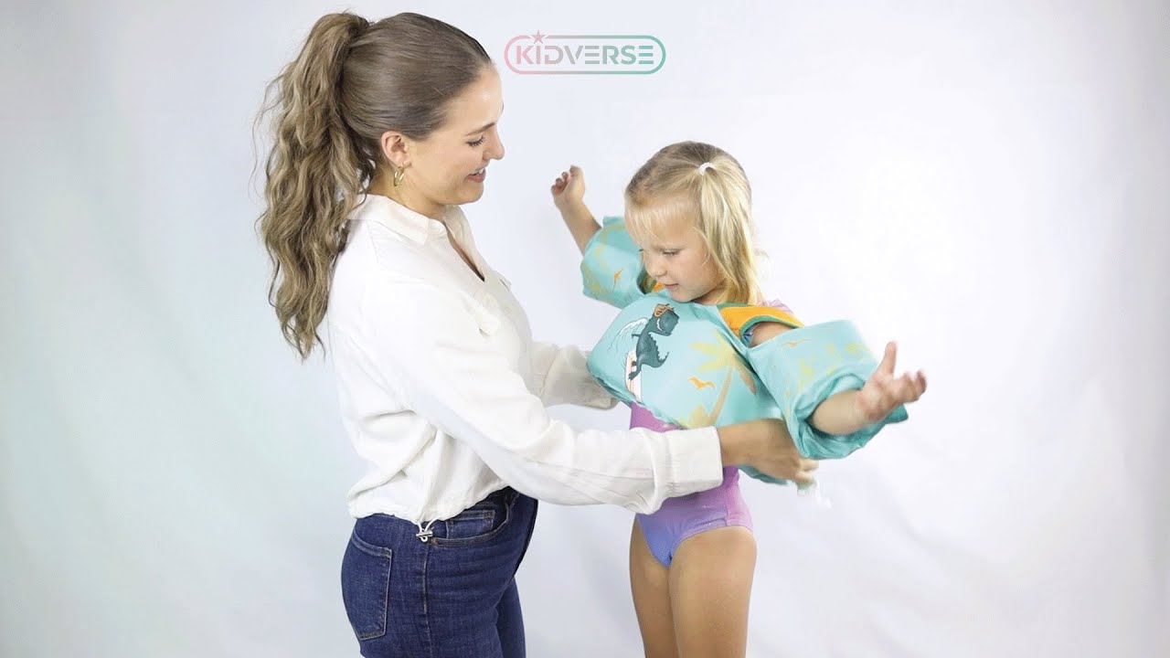 So ziehst du deinem Kind die Kidverse Schwimmweste mit Schwimmflügeln richtig an | Kidverse