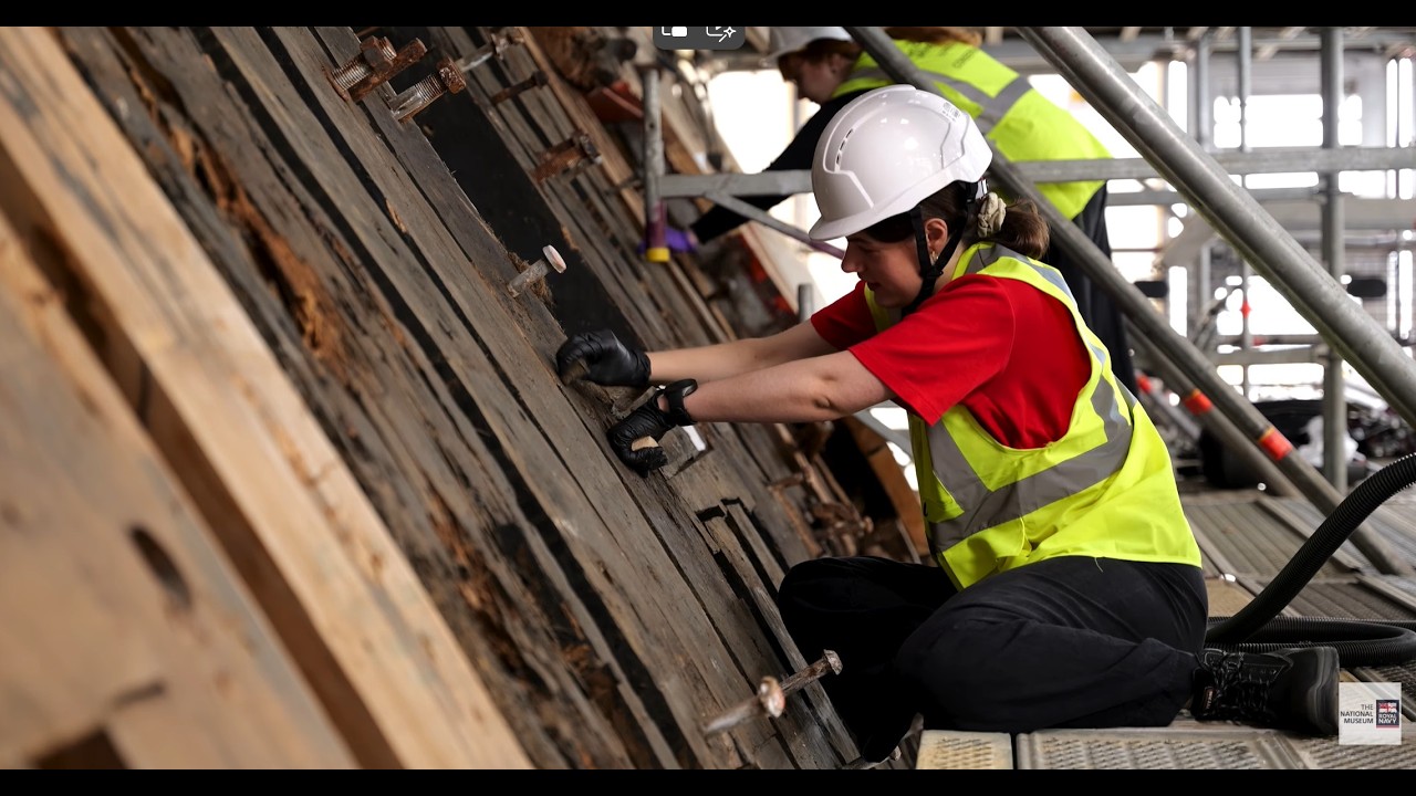 HMS Victory — команда по сохранению корабля за работой