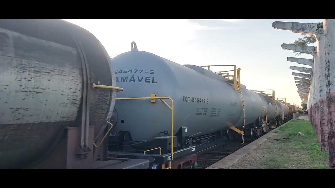 Tanqueiro com duas ES rumo e dois vagões corta fogo no pátio de ZFN 