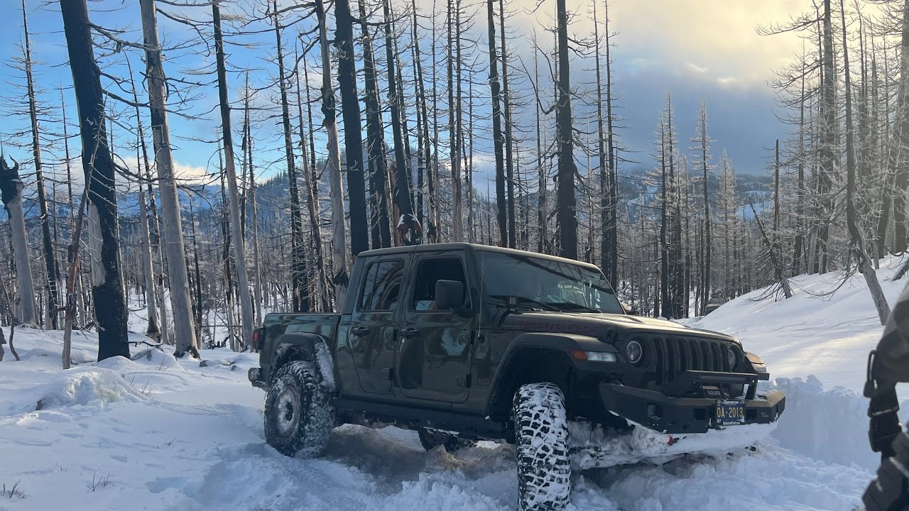 Snowy Overlanding Adventure on Mount Hood | LR3 Leads the Way