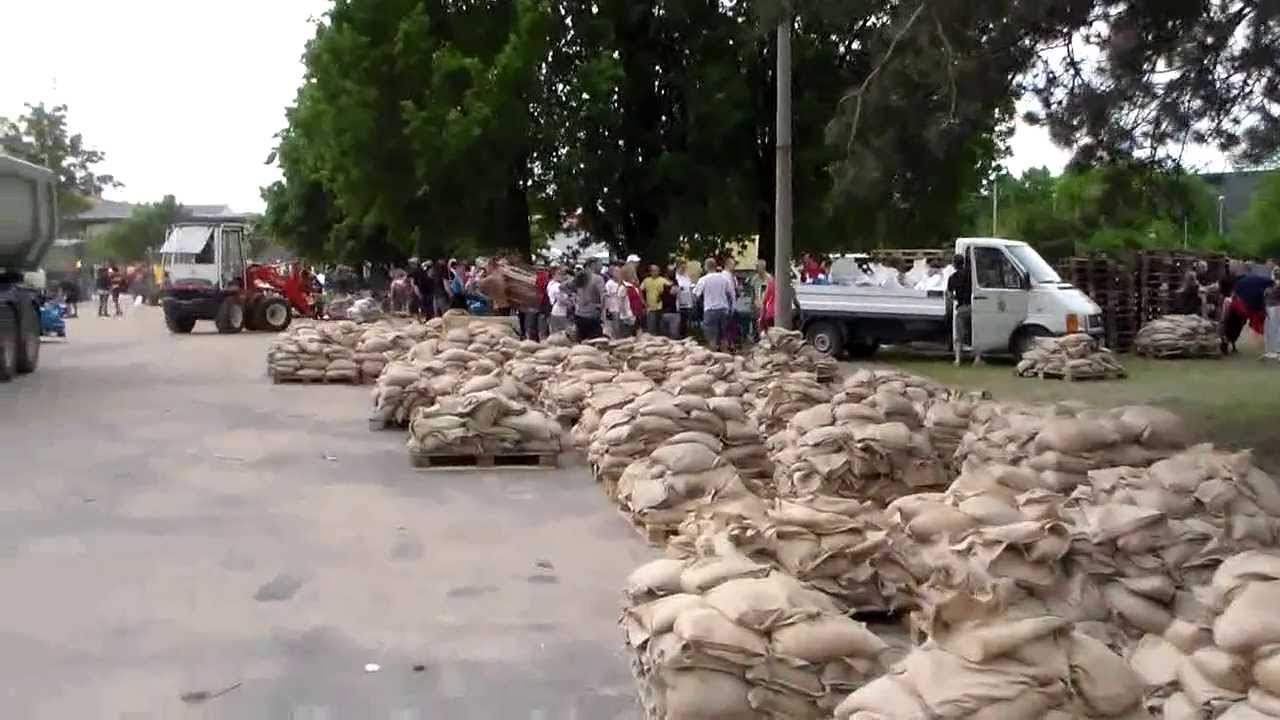 Hochwasser 2013, Sandsackverladung Busbahnhof Schönebeck und alte Fähre Plötzky