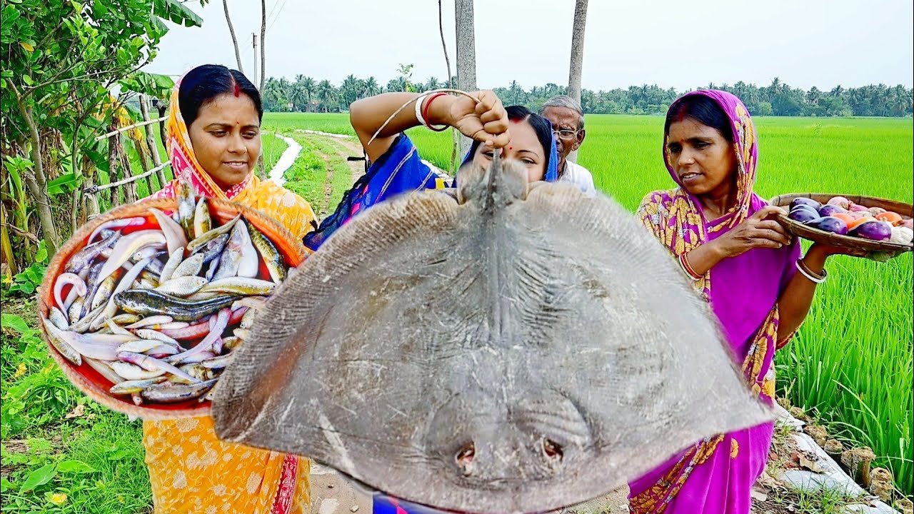 amazing 4 kg size big stingray fish cutting & cooking || শাপলাপাতা মাছের ঝাল সাথে ছোট মাছ রান্না