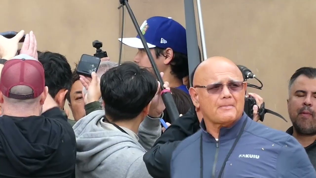 大谷翔平選手が動くと民族大移動‼️メディアさんもベスポジ争奪戦。気持ちよーく分かります。［アリゾナキャンプ現地映像］#shoheiohtani #dodgers #springtraining 
