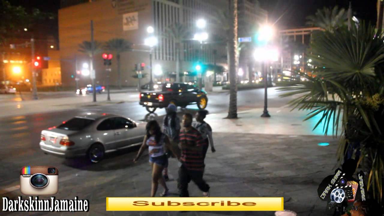 504 Whips Dee Warning An Black An And Yellow Trucks Pulls Up