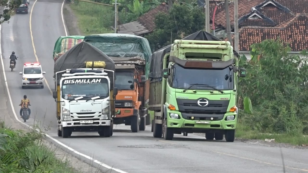 Isuzu | Hino | Mitsubishi Fuso and Nissan UD Truck -  Heavy Load Truck Climb Hill