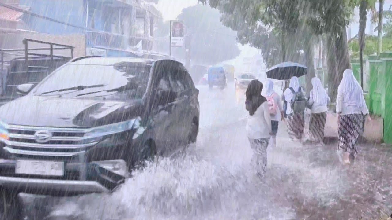 УЖАС! СИЛЬНЫЙ ДОЖДЬ ЗАБЛУЖИЛ ВСЕХ И ЧУТЬ НЕ ЗАТОПИЛ АЗИАТСКИЙ РЕГИОН