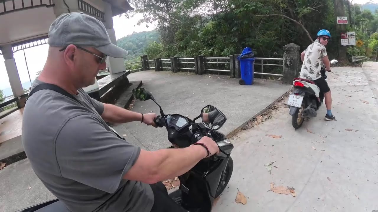 projižďka na motorkách na ostrove koh Chang, Thajsko