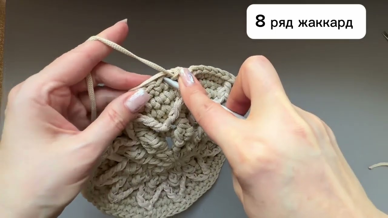 Вязаный коврик жаккардом ленивым 