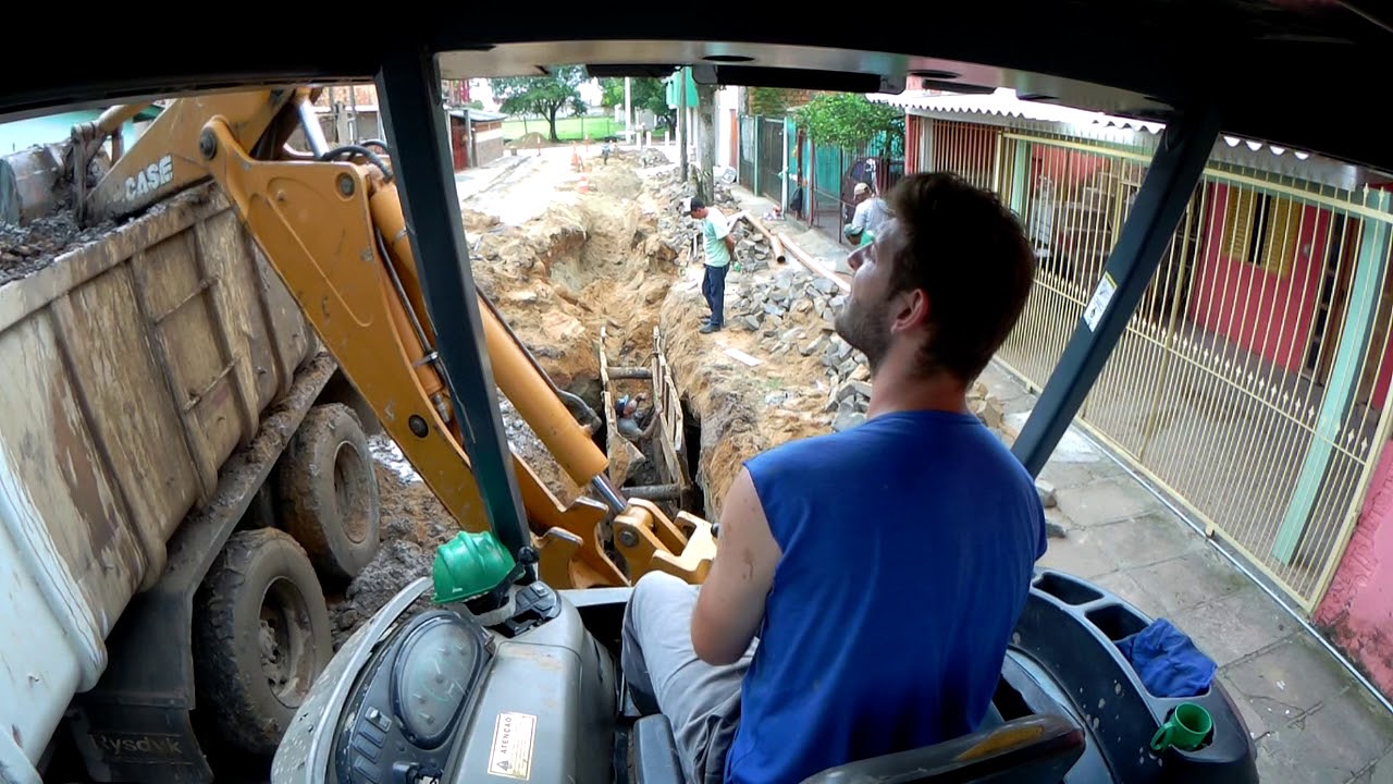 Trabalhando com Retroescavadeira Case 580M