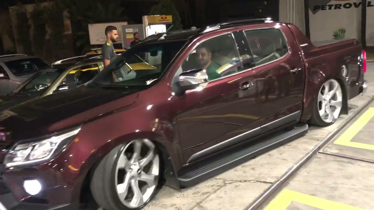 Chevrolet S10 rebaixada suspens&atilde;o a ar bufando tudo
