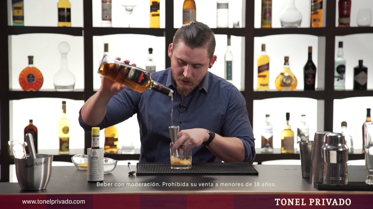 Utilizamos el ANGOSTURA BITTER ORIGINAL para preparar un Ron Fashioned junto a Am&eacute;rico Borzone