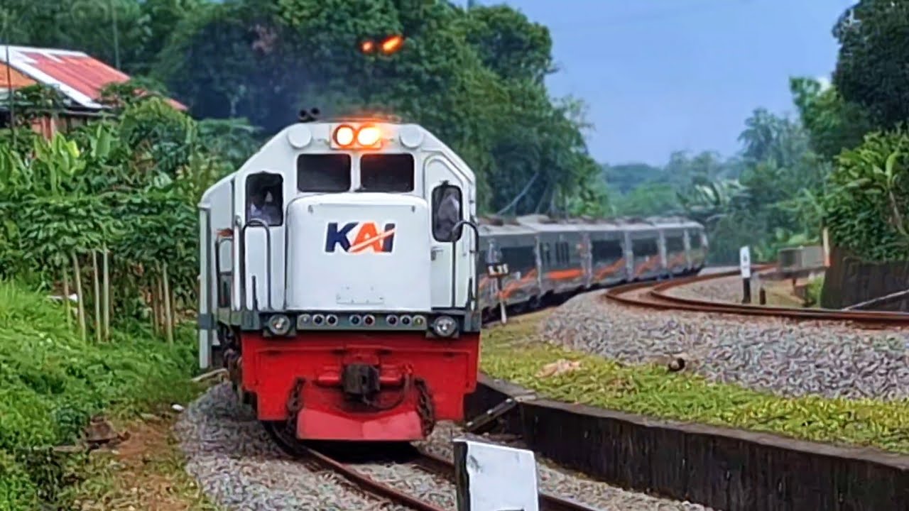 KERETA API PANJANG‼️ HUNTING 30 KERETA API NGEBUT DI PERLINTASAN MENIKUNG