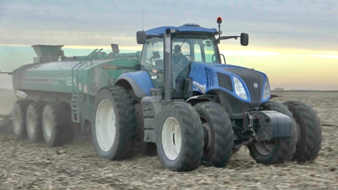 NEW HOLLAND T8.390 GENESIS Tractor Injecting Liquid Manure