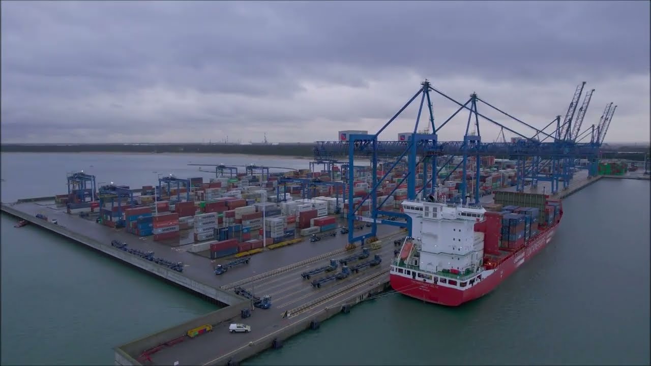 Nowoczesny kontenerowiec w Baltic Hub