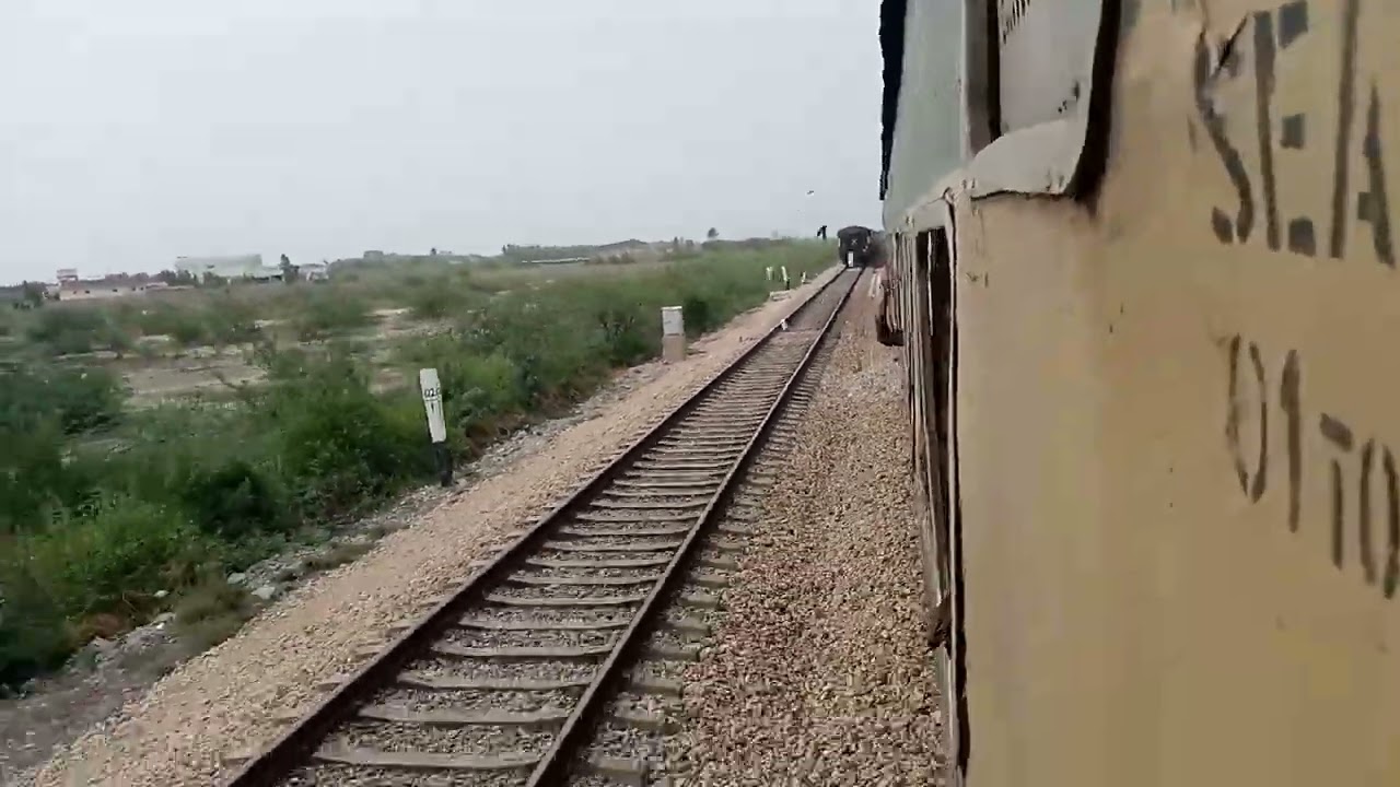 08 Down Tezgam Express ❌ 11 Up Hazara Express At Jhampir... #jhimpir #zcu30 #hgmu30 #train #railway
