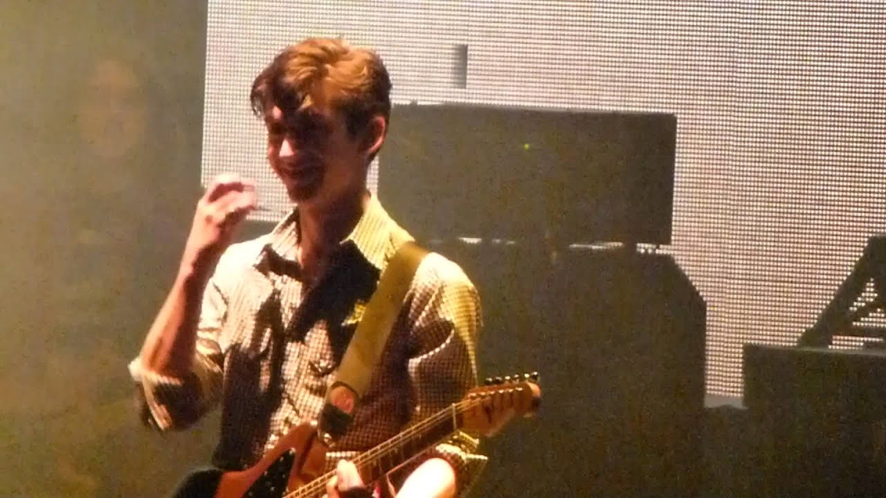 Arctic Monkeys - SING ALONG When The Sun Goes Down @ O2 Arena London, 29/10/2011 (HD)