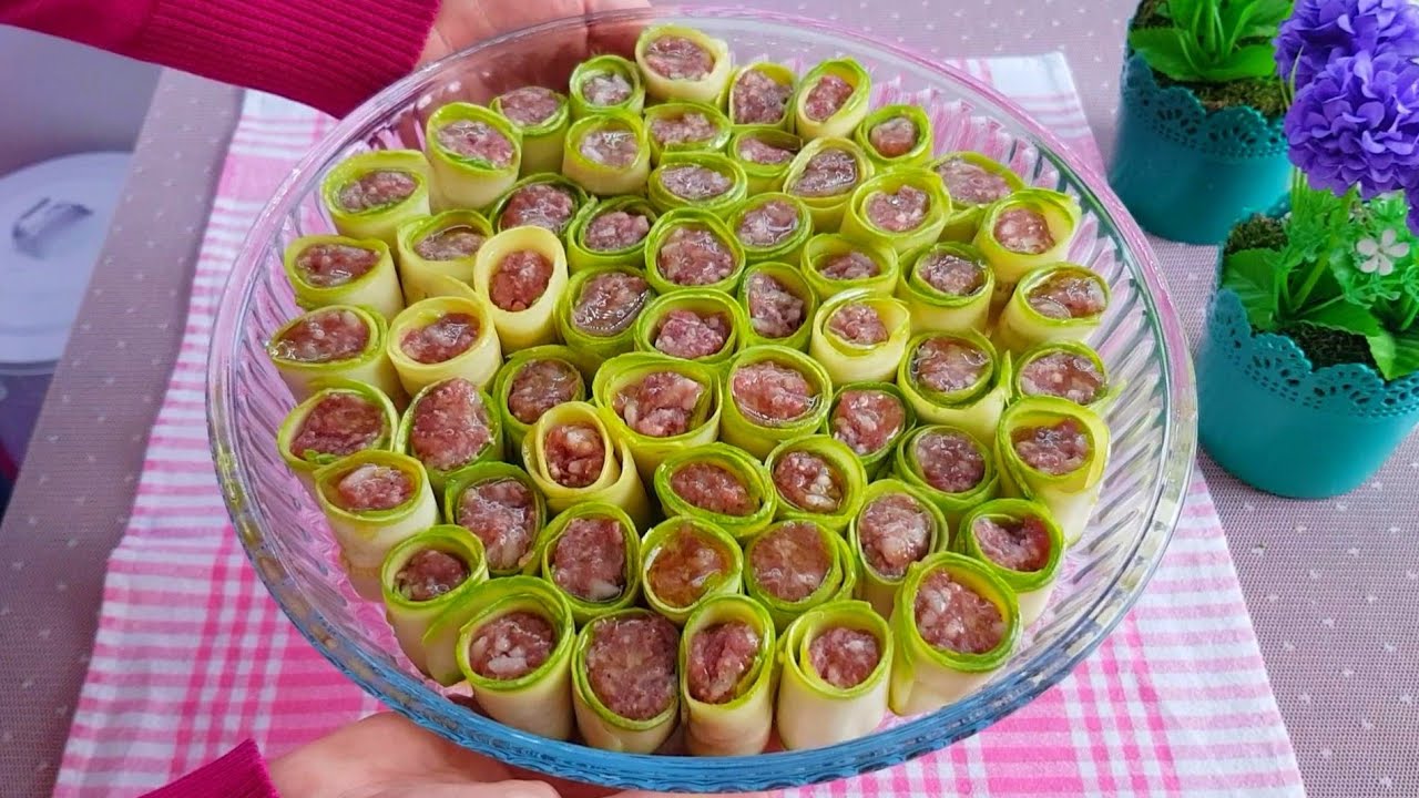 KABAK YEMEYENLER PARMAKLARI ILE BIRLIKTE YIYECEK LEBENIYE SOSLU KABAK SARMA