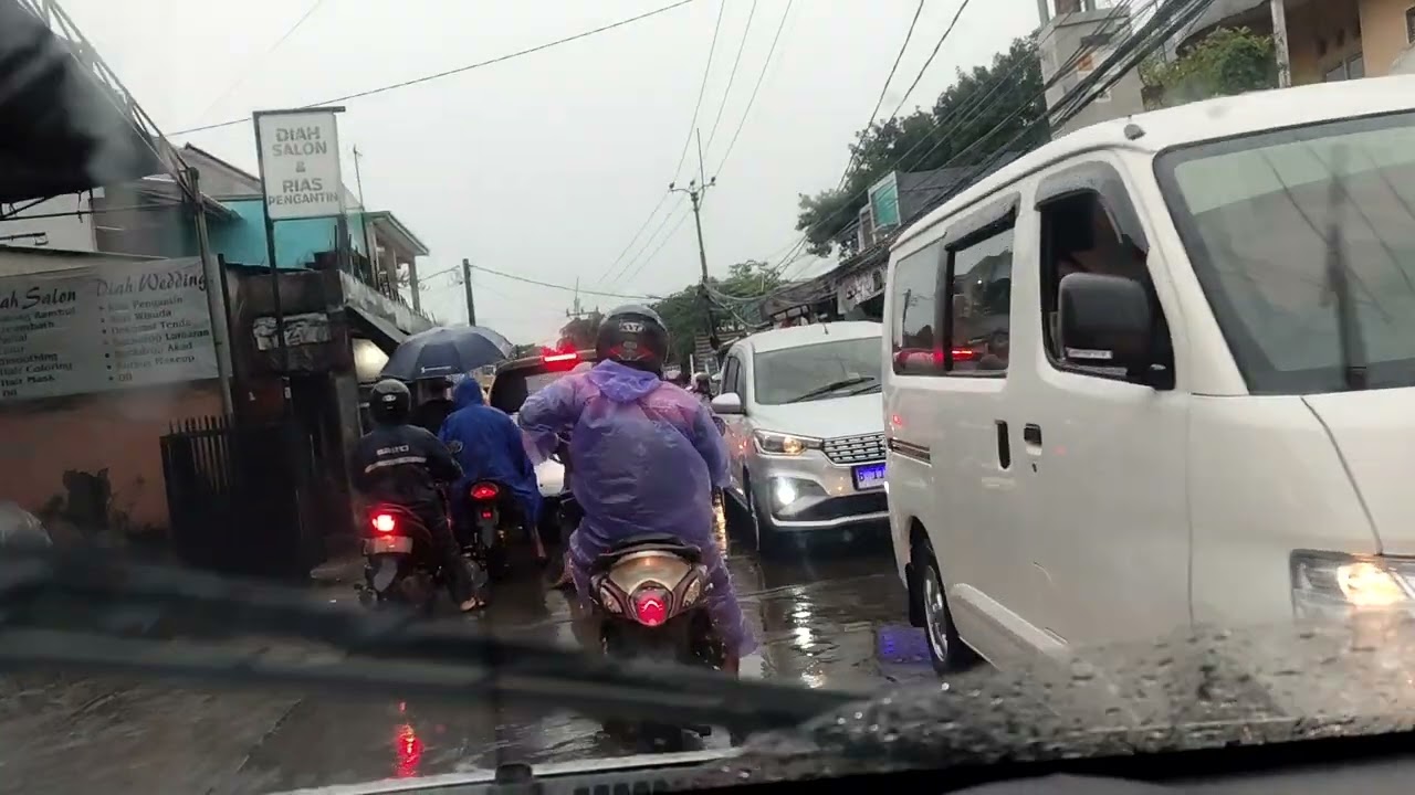 Antar anak sekolah di musim hujan, jarak 2 km bisa di tempuh 1 jam lebih karena Macet
