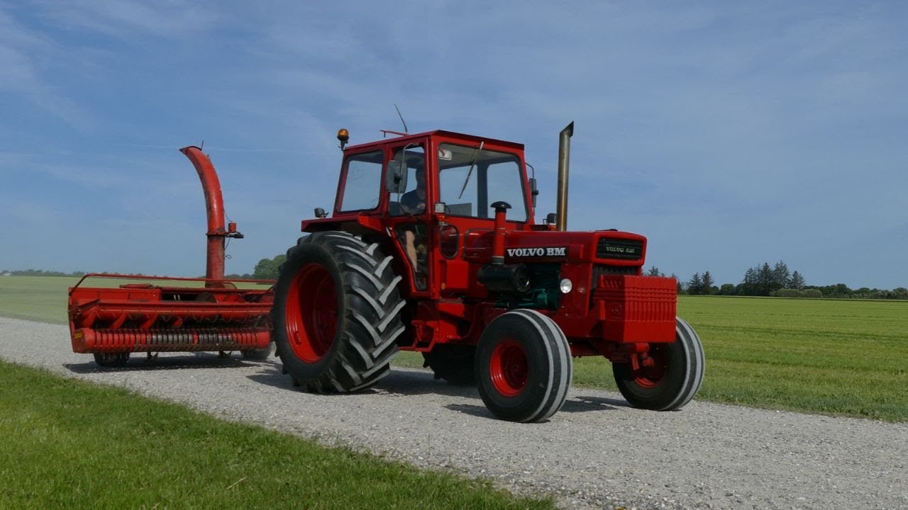 LOUD Volvo 810 Turbo Picking Up Grass Silage