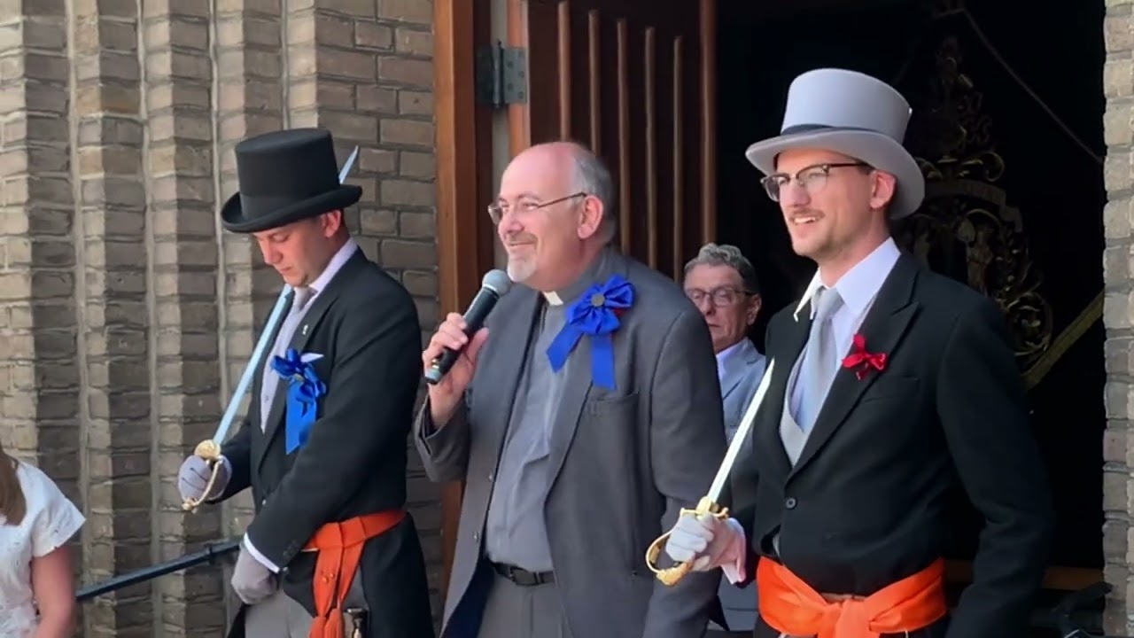 Vaandel-zwaaien en eerbetoon aan pastoor