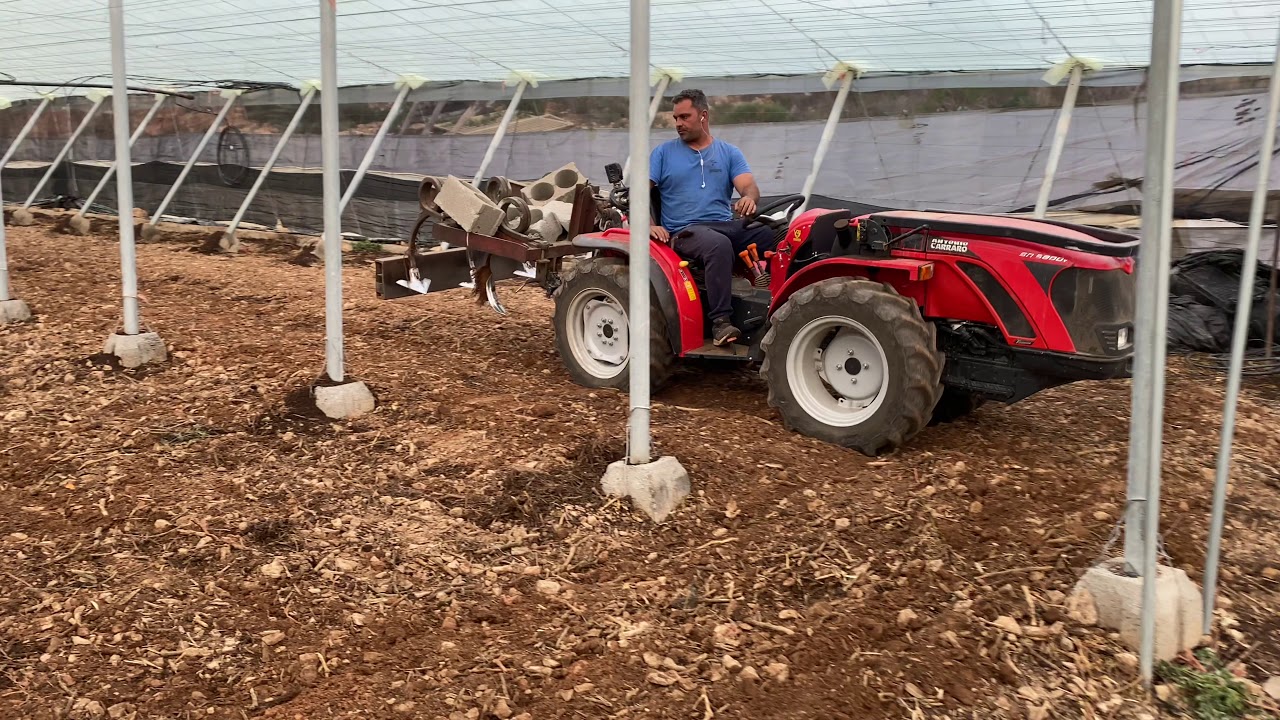 Cultivador laboreando el suelo.