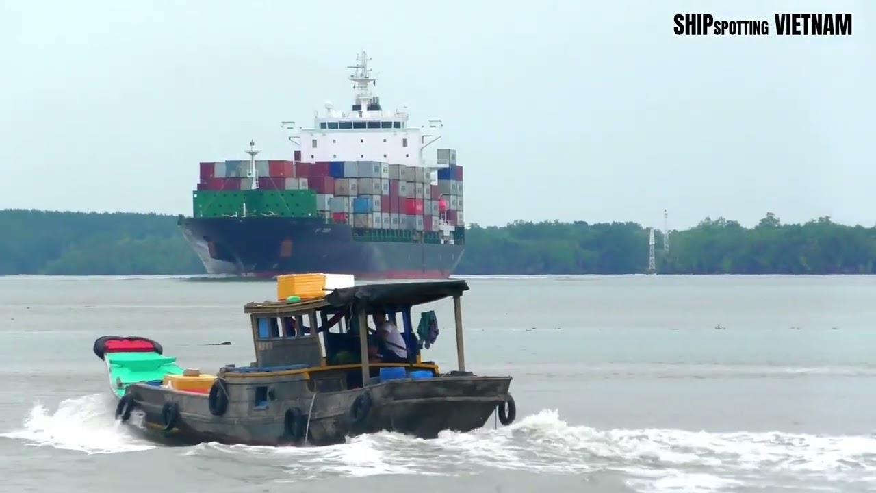 Bullbous Kapal Kontainer Robek Sungai Ho Chin Min