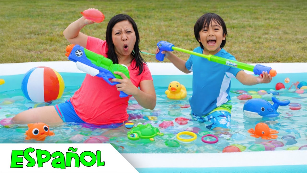 💦 Guerra de Globos de Agua con Bunch O Balloons | Ryan vs Mamá en la Alberca Infantil 🏖️