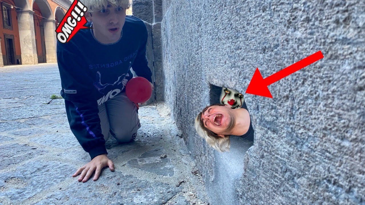 UN CLOWN HA TRASCINATO ANTO  NELLE FOGNE! *spaventoso*