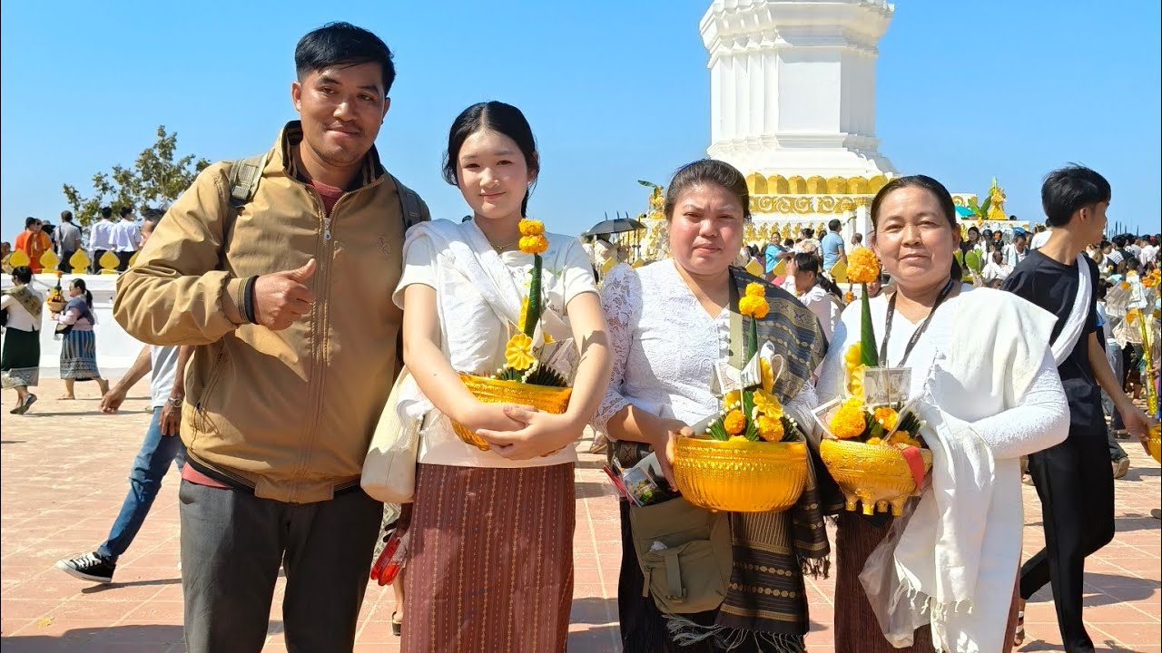 ผู้คนที่มา ต่างยิ้มแย้มแจ่มใสเบิกบาน บ่าวสาวมีแต่คนสวยๆหล่อๆทั้งนั้น #งานนมัสการพระธาตุศรีโคตรตะบอง