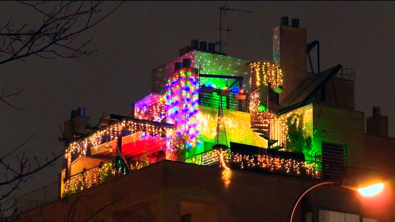 El ático de Carabanchel que está causando furor con su iluminación navideña
