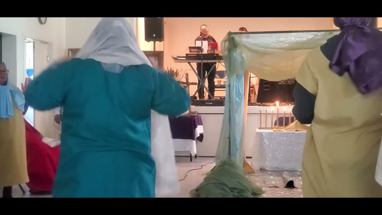 RETIRO DE EMAUS # 16 JESUS EUCARISTÍA EL ES EL REY Y NOS PROSTRAMOS ANTE EL #JESUS #eucarestia #fe 