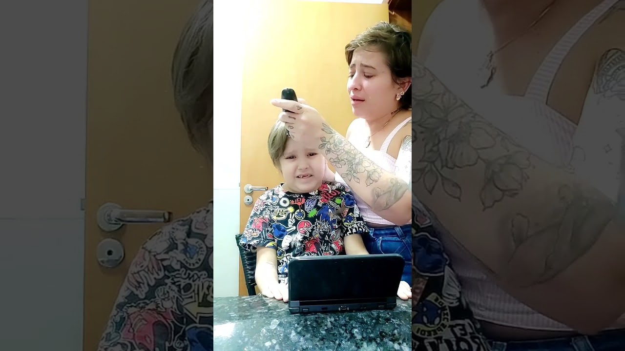 Mãe chora ao raspar cabelo do filho com leucemia e vídeo viraliza