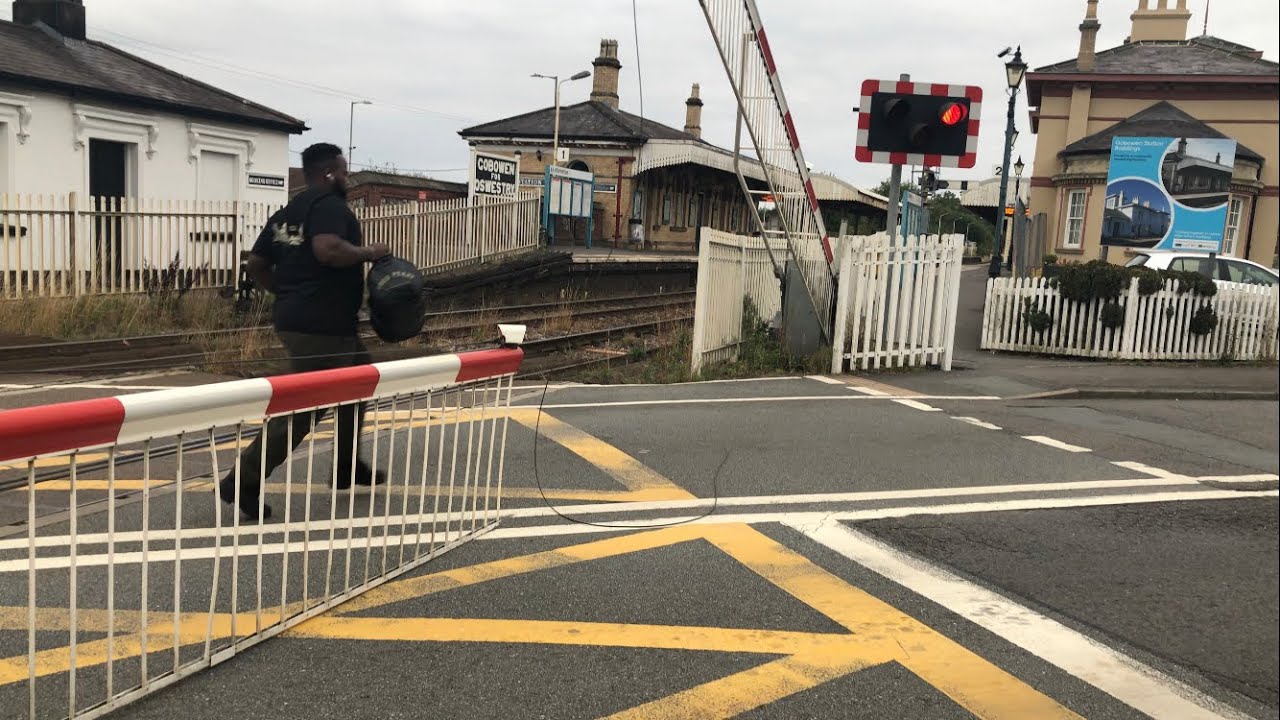 *Tension cable SNAPS off!* Gobowen Level Crossing, Shropshire (19/08/2025)