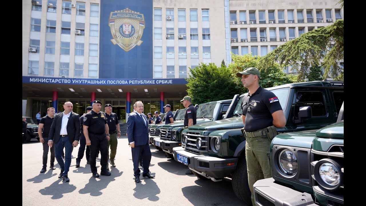 Ministar Dačić prisustvovao je prezentaciji i dodeli 34 moderna terenska vozila pripadnicima MUP-a