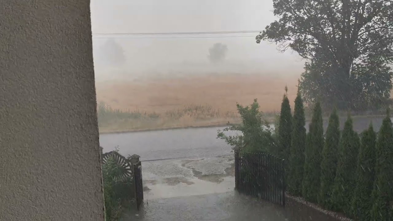 🌩️⛈ Właśnie przeszła u nas burza. 🌨Sekundy, kt&oacute;re zmieniły wszystko.🌨 Gwałtowna burza z gradem!!!🌨