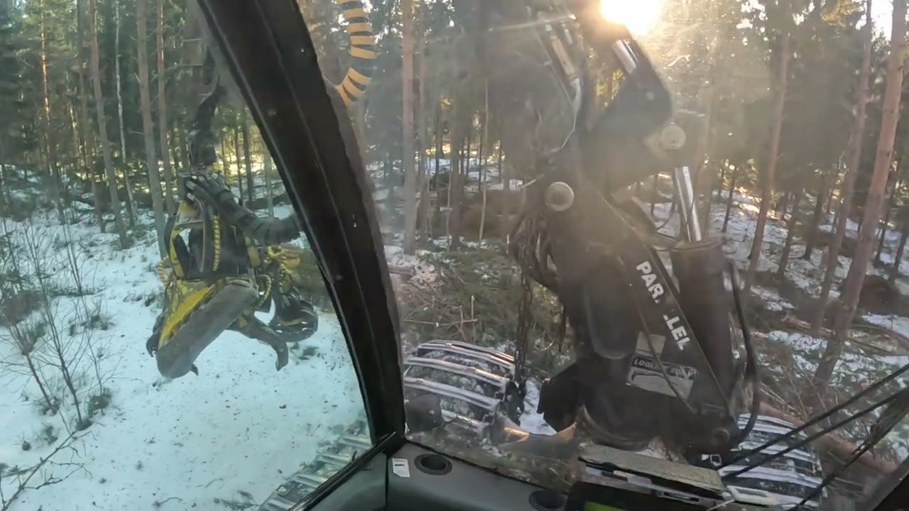 Timberjack 1270B ja kalliolla keikkumassa