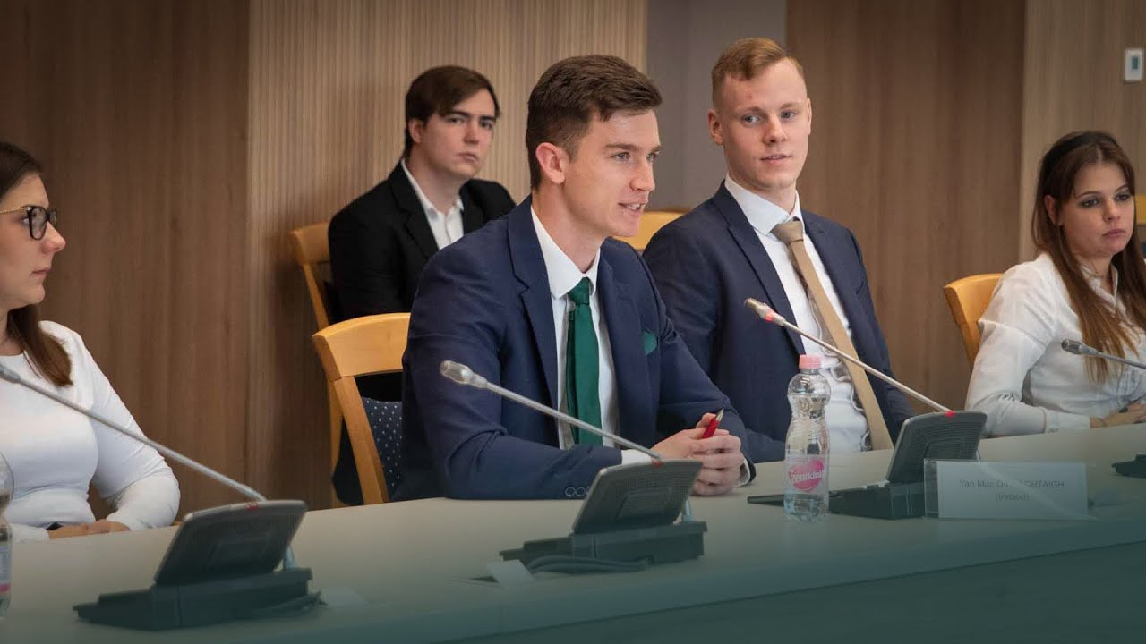 ВЕНГРИЯ: Ян Мак Ойрехтайг выступает на молодежной конференции в Будапеште