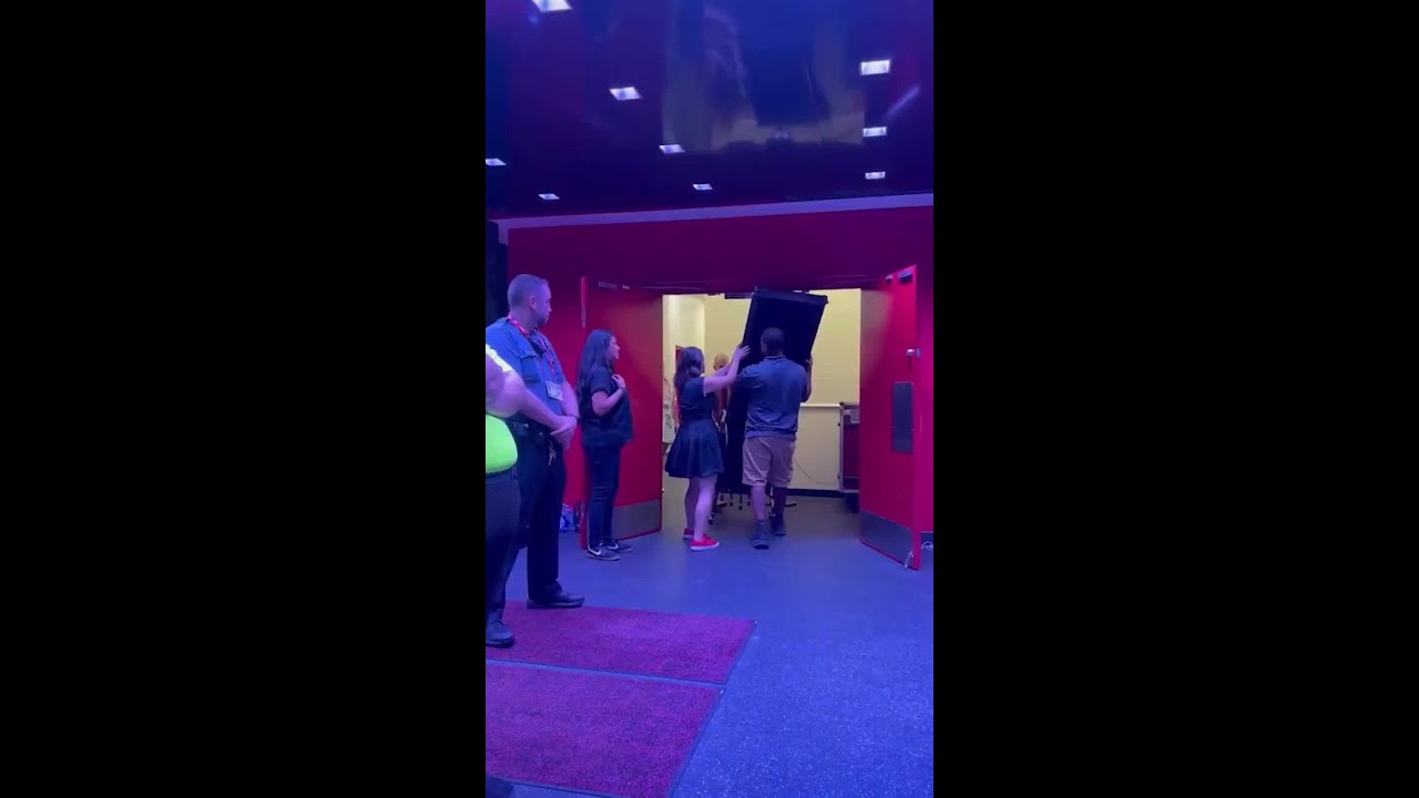 Taylor Swift sneaks into fianc&eacute; Travis Kelce&rsquo;s Chiefs game