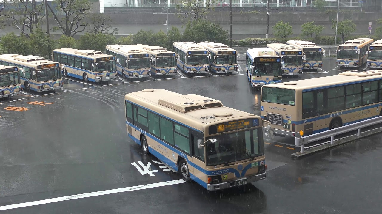バスの行列を眺める＠横浜駅東口バスターミナル