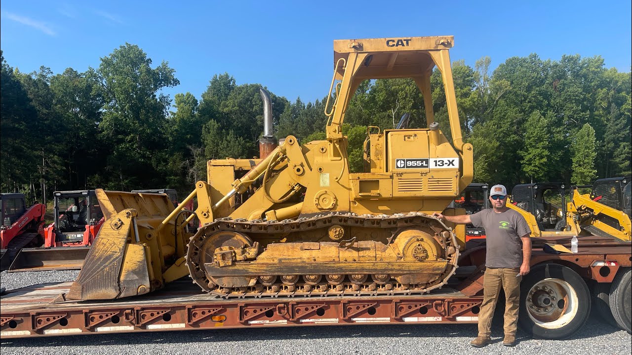 Peterbilt hauling 955l Cat loader