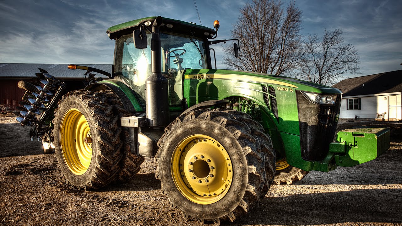 How To Operate A Tractor - John Deere 8235R CommandCenter