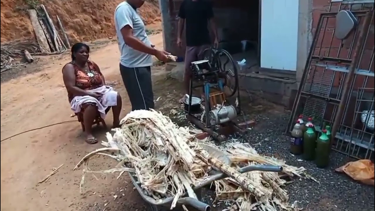 Fazendo caldo de cana, famosa garapa
