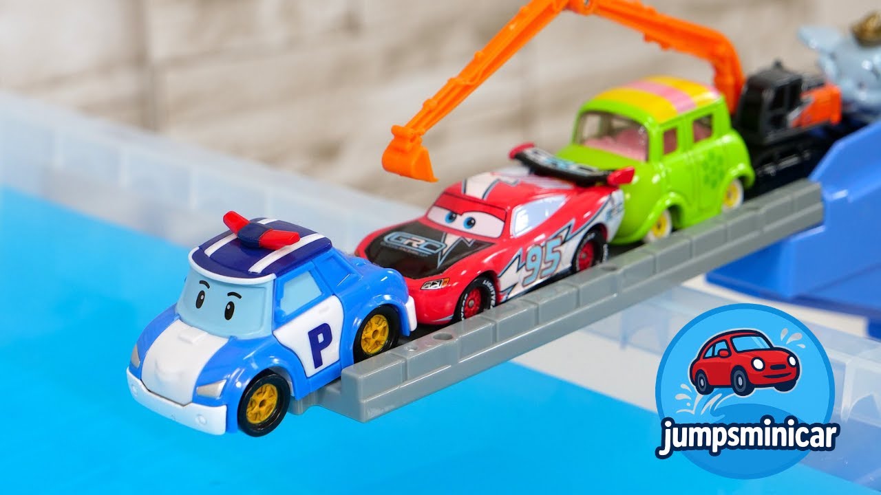トミカ☆カーズだけじゃない色んなトミカが坂を登って水に飛び込む♪ロボカーポリー&はたらくくるま