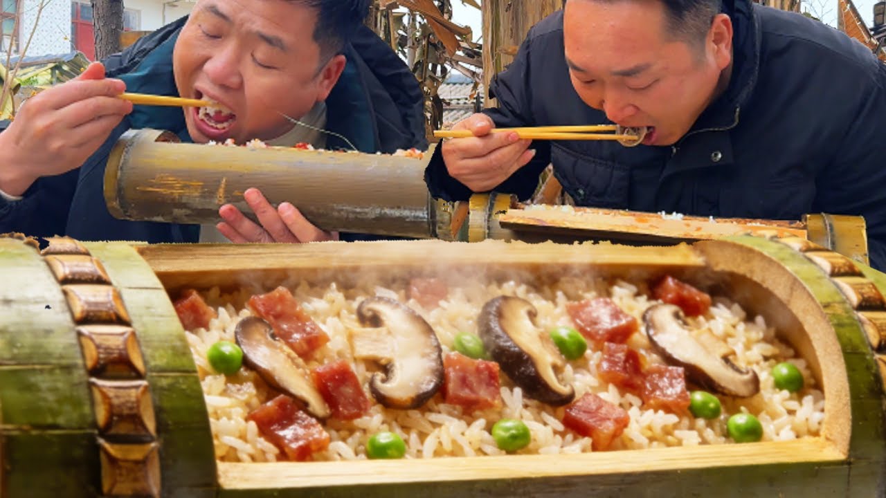 上山砍點竹子，二弟做“竹蒸風乾雞”，鮮香下飯好吃到停不下來【鐵鍋視頻】