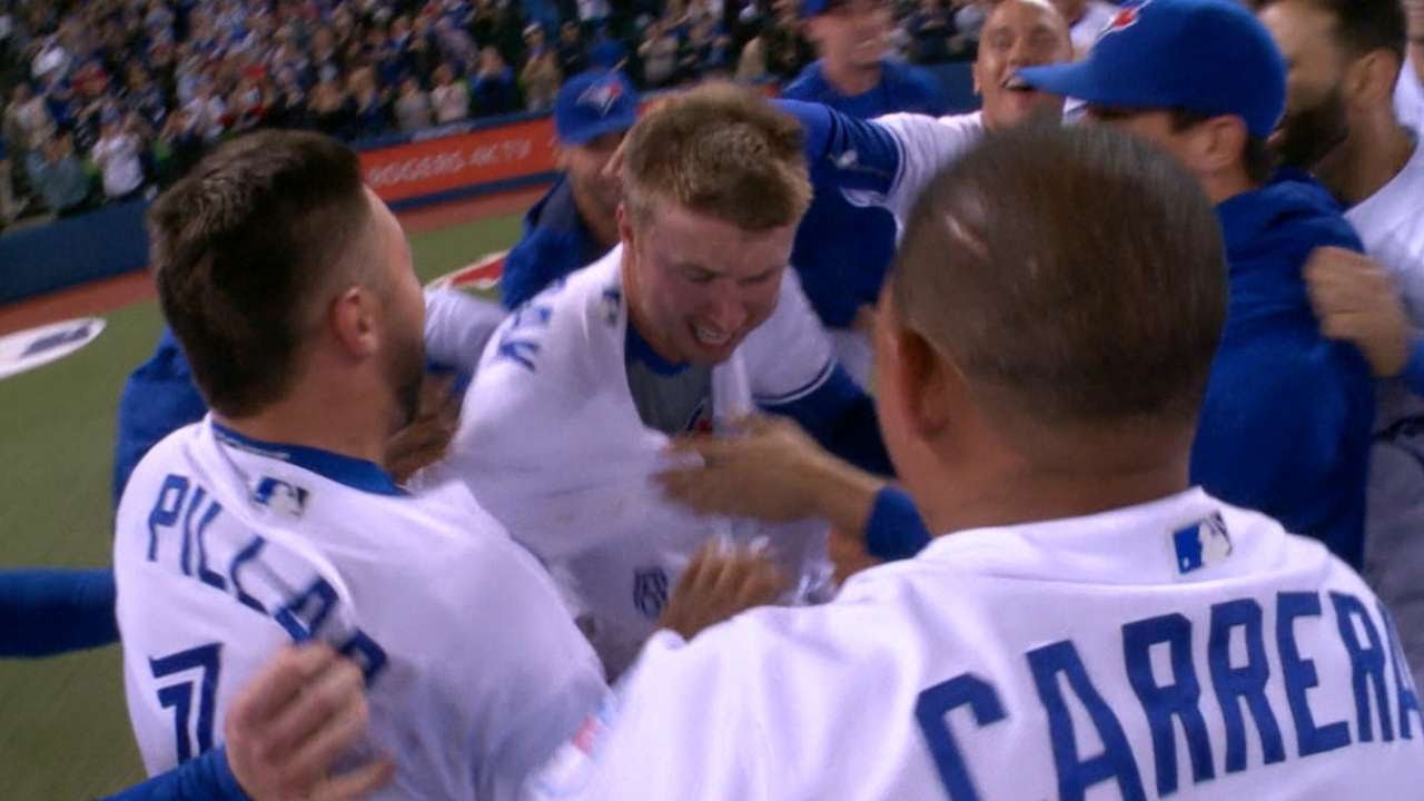 Smoak belts a walk-off two-run shot in 10th